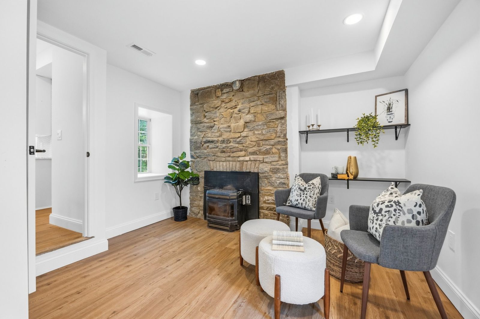 521 Brightfield Rd sitting room